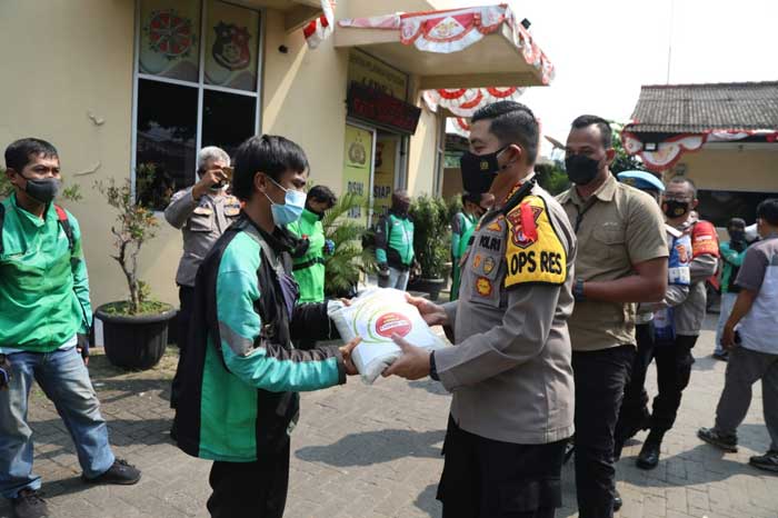 Kapolresta Tangerang Bagikan Beras ke Pengemudi Ojol