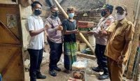 Tinggal Seorang Diri Dirumah yang Tak Layak Huni, Polsek Cikande Salurkan Bantuan Sembako Untuk Nasrul