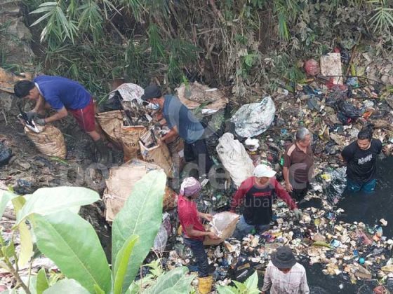 Antisipasi Banjir, BPD dan Karang Taruna Bersama Warga Desa Tambak Kerja Bakti Bersihkan Sampah