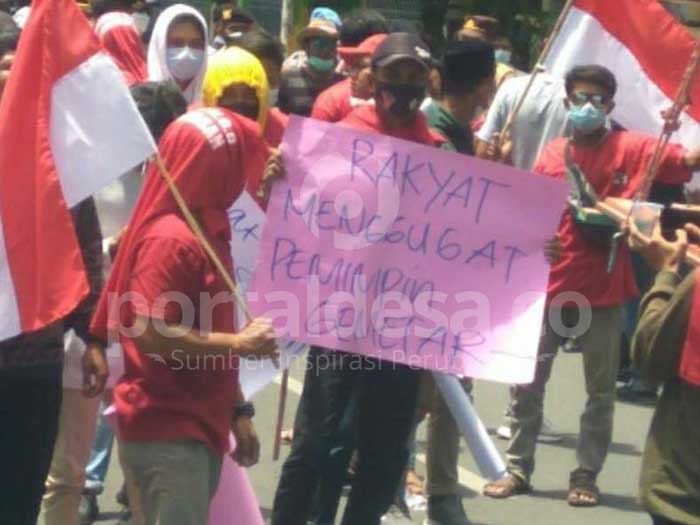 Belum Sempat Berdialog, Bupati Pamekasan yang di Demo Massa Gerakan Rakyat Menggugat Malah “Kabur”