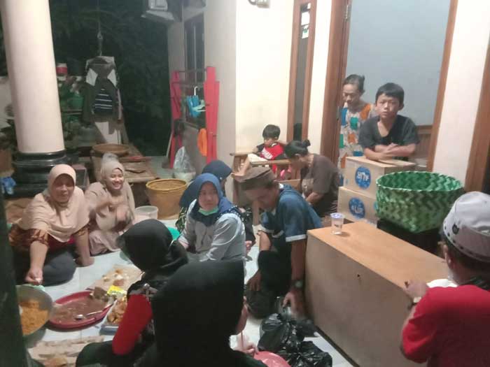 Pemdes Tambak Dirikan Dapur Umum Untuk 45 KK Terdampak Banjir