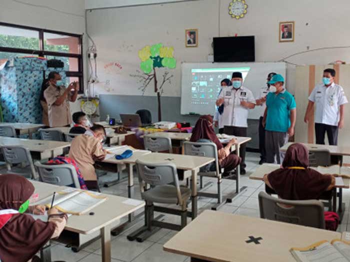 Camat Ciracas dan Anggota DPRD Tinjau PTM di SDN Susukan 08 dan 03