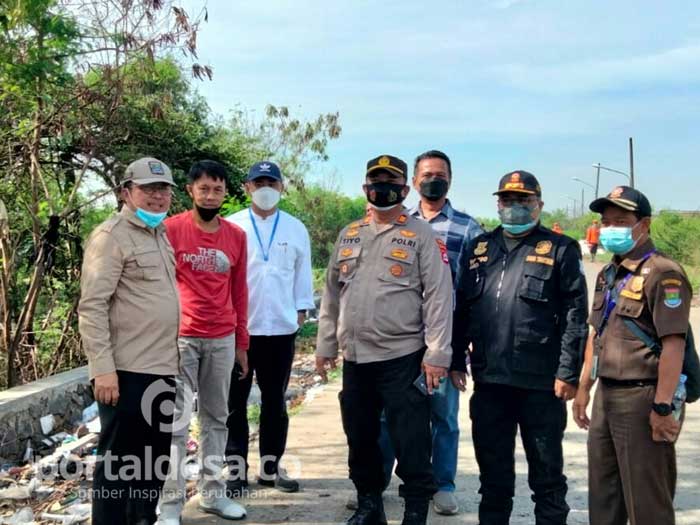 Cemari Keindahan Lingkungan, DLHK Angkut Tumpukan Sampah Dibantaran Kali Cirarab Tangerang