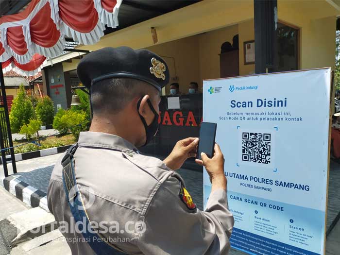 Polres Sampang Wajibkan Anggota dan Pengunjung Scan Barcode Peduli Lindungi di Pintu Masuk Penjagaan
