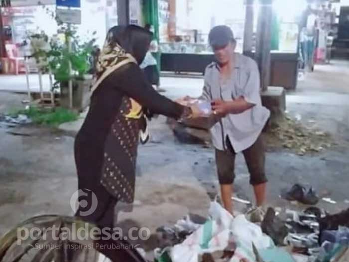 Bantu Warga Selama Pandemi, Crystal Sky Karaoke & Pub Dumai Rutin Bagikan Ratusan Nasi Kotak