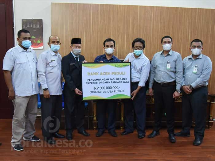 Bupati Dan Wakil Dampingi Koperasi Kortaja Terima CSR Bank Aceh Syariah