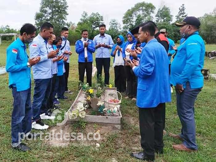 Di Hari Pahlawan, DPD KNPI Kota Dumai Ziarah ke Taman Makam Pahlawan