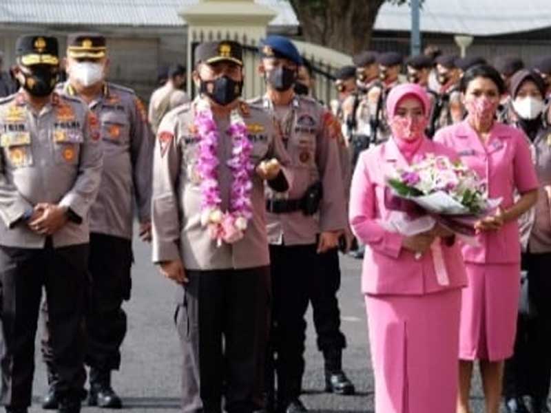 Irjen Pol Mulyatno Bersama Istri Tiba di Mako Polda Sulut