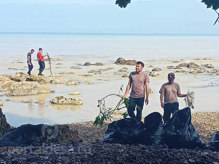 Jaga Kelestarian Destinasi Wisata, TNI-POLRI Laksanakan Kerja Bakti Di Air Terjun Toroan Ketapang