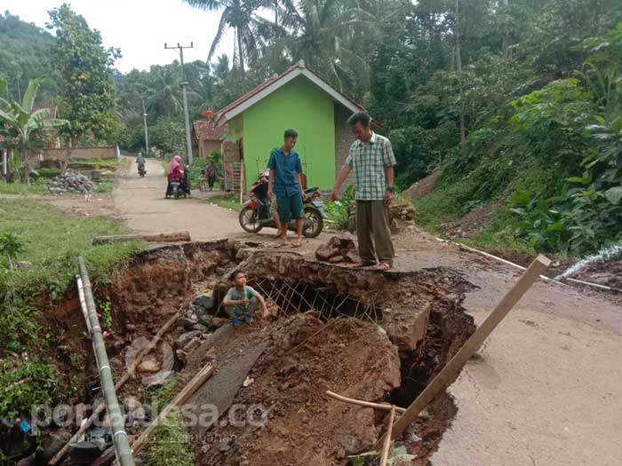 Jembatan Penghubung di Dusun Tanjung Likut Nyaris Putus, Warga Harapkan Pemerintah Segera Perbaiki