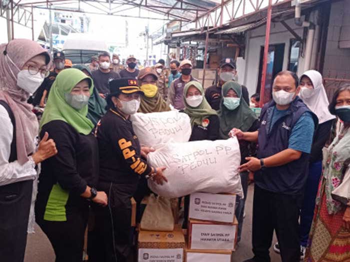 Jumat Berkah, Dharma Wanita Satpol PP Jakut Bantu Korban Kebakaran di Jalan Lorong L