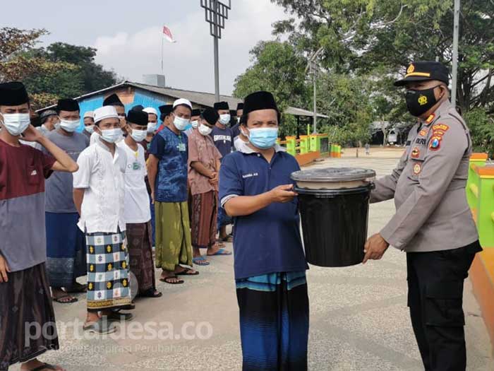 Kasat Binmas Polres Sampang Ajak Santri Gotong Royong Bersihkan Pinggiran Sungai 