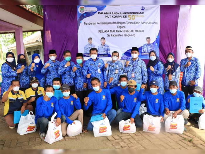 Penggali Makam Covid-19 TPU Buniayu dapat Penghargaan dan Bantuan dari Korpri