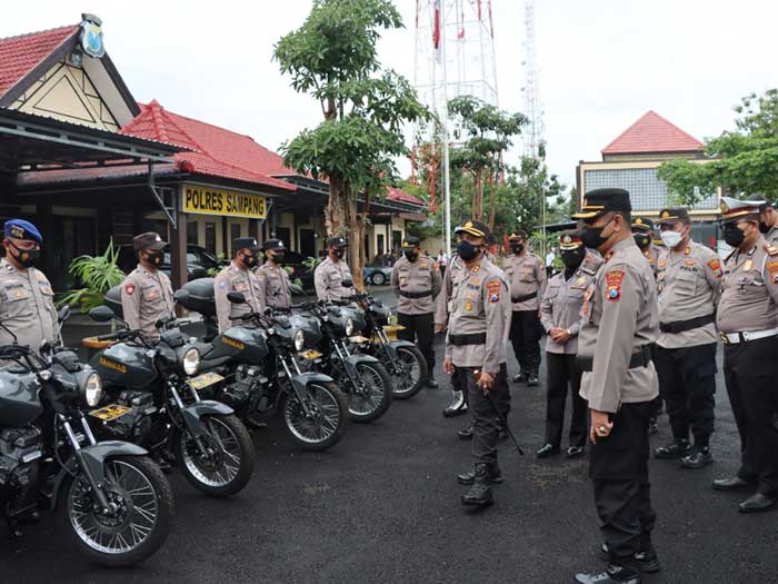 Tingkatkan Pelayanan Kepada Masyarakat, Polres Sampang Serahkan 10 Kendaraan Dinas kepada Anggota