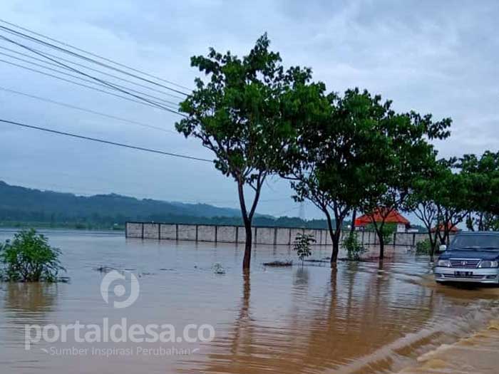 Banjir Terjang 4 Desa di Sampang, Belasan Sawah Warga Terendam