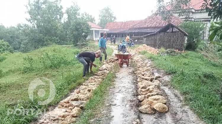 Bermodalkan Swadaya, Warga Desa Batuporo Barat Sampang Gotong Royong Perbaiki Jalan Utama Desa