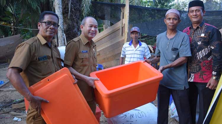 Bupati Dan Ketua Komisi II DPRK Aceh Tamiang Serahkan Batuan Nelayan