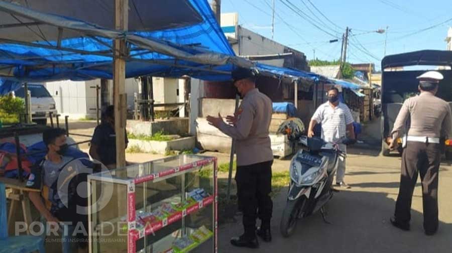 Personel Polsek Maesa melaksanakan kegiatan patroli sekaligus Operasi Yustisi Protokol Kesehatan Covid-19 kepada warga yang beraktivitas