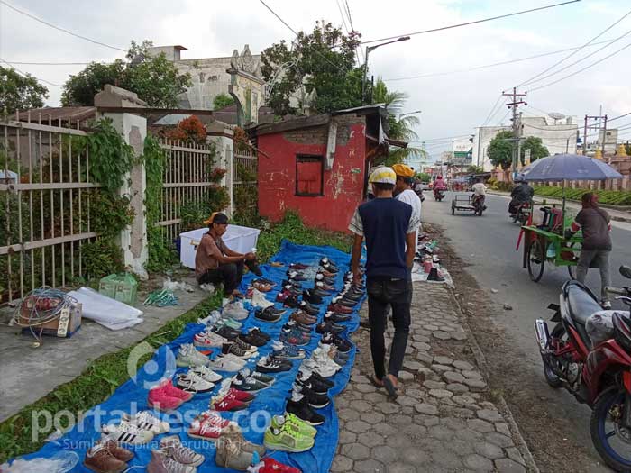 Gelar Discount "Harga Hancur" Pedagang Sepatu Ex Import Jelang Nataru