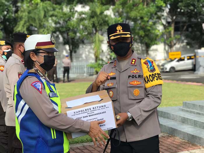 Jelang Natal, Kapolres Bitung Berikan THR kepada Anggotanya