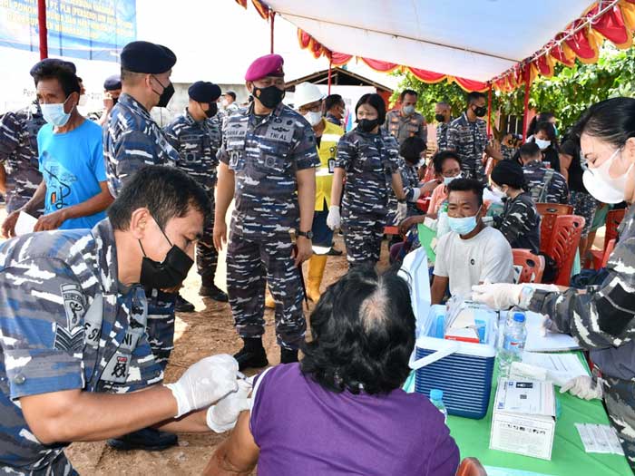 Peringati HUT Armada RI, Lantamal Vlll Manado Gelar Serbuan Vaksinasi Dan Penanaman Mangrove