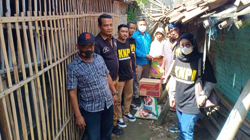 Rumah Tak Layak Huni Milik Salim Roboh, KNPI Kecamatan Pakuhaji Kunjungi dan Beri Bantuan
