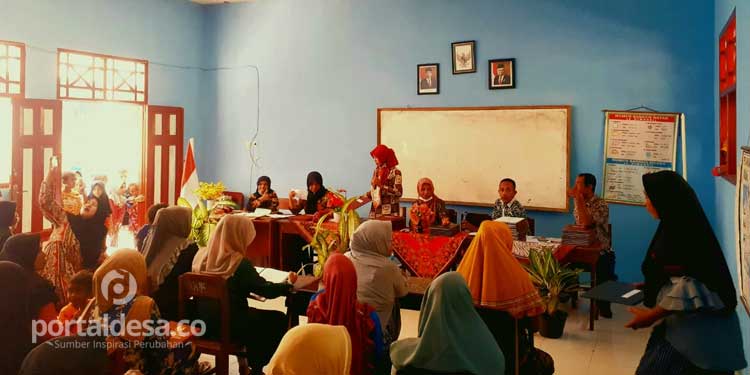 SDN 13 Halmahera Barat Bagikan Hasil penilaian Belajar Kepada Wali Murid