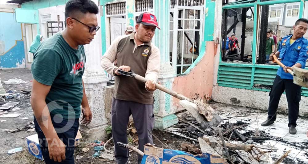 Wakil Walikota Bersama Jajaran Dinas Kota Langsa Gotong Royong Bersihkan Puing Kebakaran