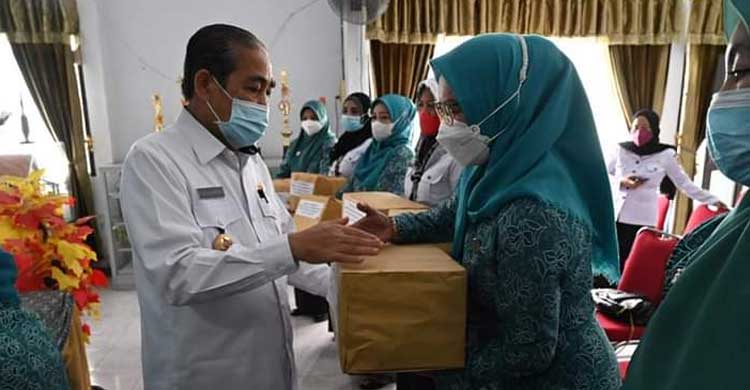 Bupati Sidrap Serahkan Bantuan Alat Ukur dan Media Kampanye kepada Kepala Puskesmas