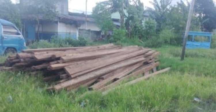 Diduga Barang Sitaan, Laskar Merah Putih Kawal Timbunan Kayu di Pasar Tua Bitung Tengah