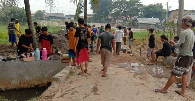 Dikomandoi RT Badon Warga Tambak Idul Perbaiki Jalan Desa