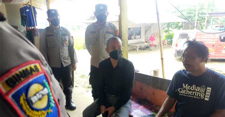 Empati dan Peduli Mitra Kerja, Humas dan Sat Binmas Polres Sampang Datangi Wartawan yang Sakit