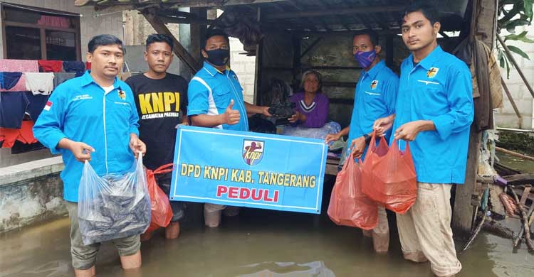 KNPI Pakuhaji Basah-Basahan Bantu Korban Banjir