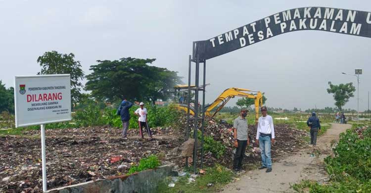 Kades Bersama DLHK Angkut Sampah Bersihkan Area TPU Desa Pakualam