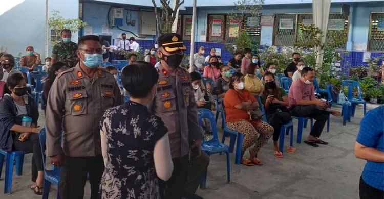 Kapolsek Medan Helvetia Pantau Langsung Giat Vaksin Merdeka Anak Usia 6-11 Tahun 1 Kapolsek Medan Helvetia Pantau Langsung Giat Vaksin Merdeka Anak Usia 6-11 Tahun