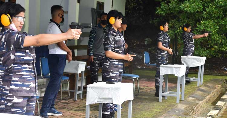 Korps Wanita TNI AL Lantamal VIII Latihan Menembak