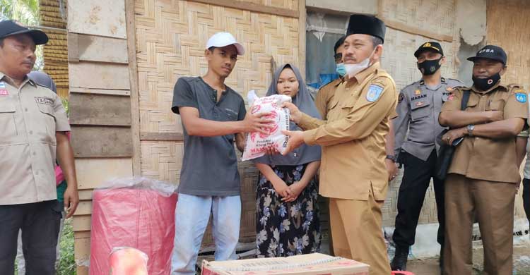 Reaksi Cepat Wakil Wali Kota Langsa Serahkan Bantuan Masa Panik Korban Kebakaran
