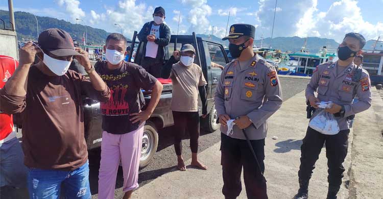 Sambil Bagikan Masker, Kapolres Bitung Imbau Nelayan Ikuti Vaksin