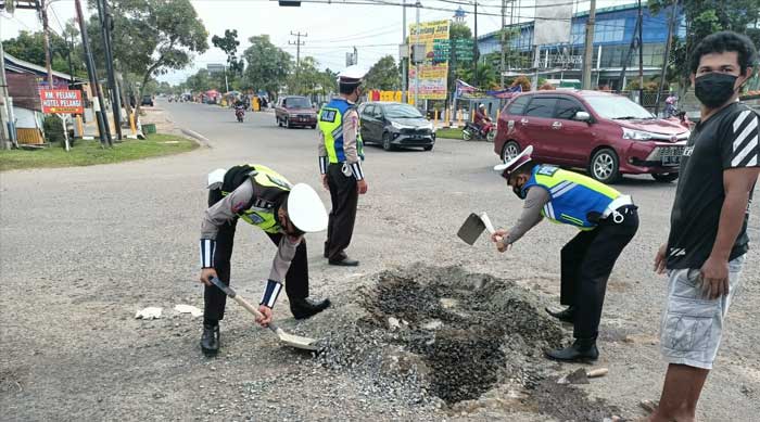 Banyak Lubang dan Ganggu Kenyamanan Berkendara, Sat lantas Polres Muba Tergerak Hati Perbaiki Jalan