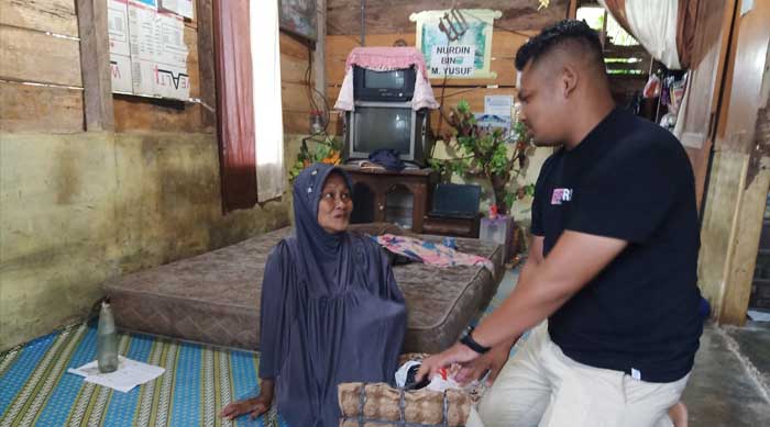 Diguyur Hujan, Agus Mandor Tetap Berbagi di Jumat Penuh Berkah