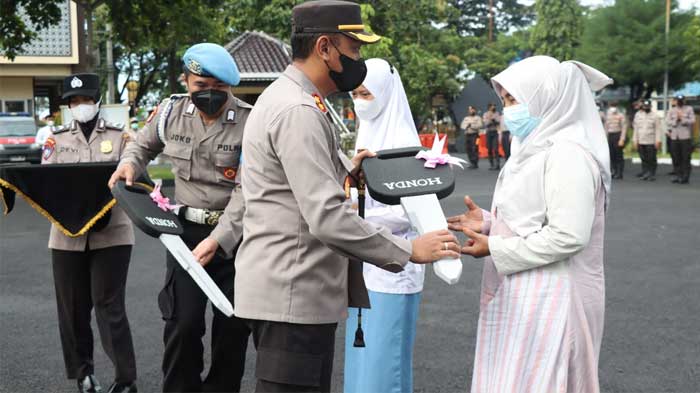 Kapolres Sampang Berikan Hadiah Doorprize Vaksinasi Serentak, Ini Pemenangnya