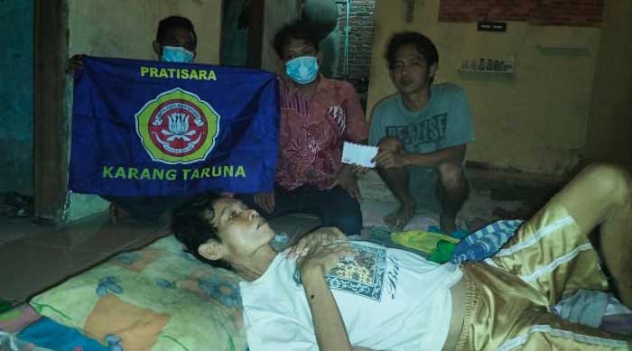 Karang Taruna Prastisara Kunjungi dan Bantu Warga di Karawang Penderita Kelenjar Ginjal