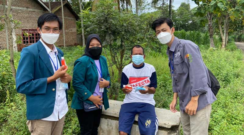 Mahasiswa Berbagi Masker Kepada Masyarakat Desa Kejadian Dan Pengguna Jalan