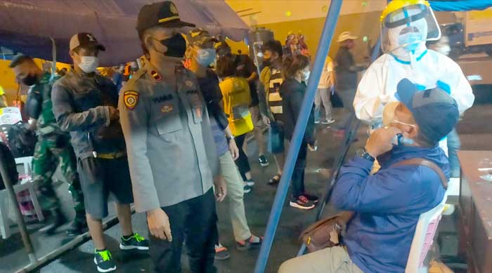 Polres Bitung dan Polsek KPS Back Up Pengamanan Swab Antigen kepada Penumpang Kapal