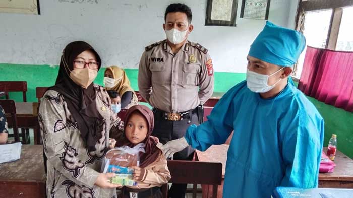 Polsek Kragilan Laksanakan Pengamanan Vaksinasi Massal Anak di SDN 1 Ondar Andir