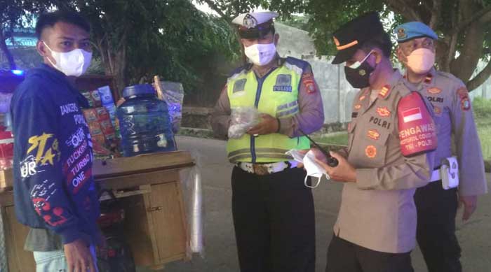 Polsek Pakuhaji Berikan Edukasi Prokes dan Bagikan Masker Kepada Masyarakat