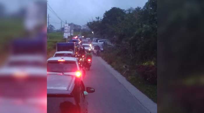 Terlalu Sempit, Jalan Besar Pematang Sidamanik Sering Macet Parah di Hari Libur