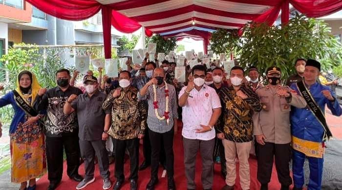 Wakil Ketua Komisi II DPR RI Serahkan Sertipikat Tanah PTSL Milik Warga Desa Sriamur Bekasi