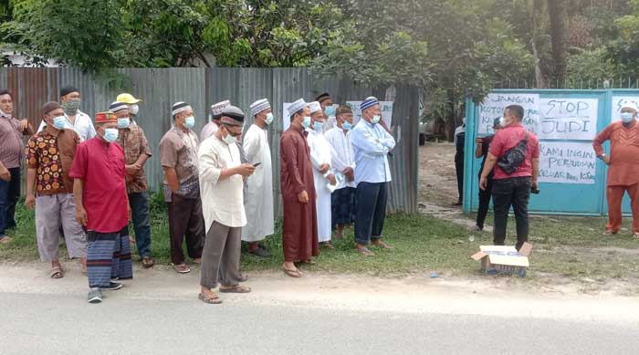 Warga Desa Karangsari Gelar Aksi Damai Desak Pemilik Untuk Menutup Kegiatan Judi Sabung Ayam