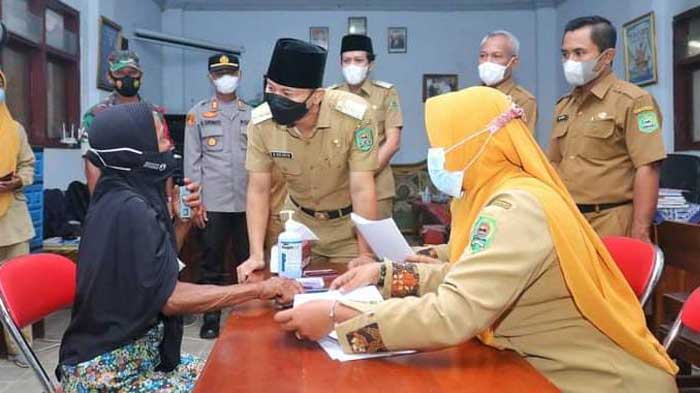 166 Warga di Desa Boto Putih Terima BLT Dana Desa, Ini Pesan Wakil Bupati